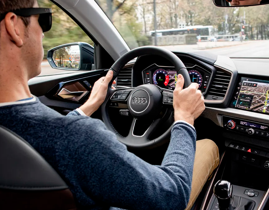 Cuidar los detalles que mueven el corazón.
La correa de distribución es un elemento del motor sometido a desgaste. Es sumamente importante proceder a cambiarla cuando el motor de tu vehículo ha recorrido una distancia considerable, (consulta el intervalo de sustitución de la correa de distribución en el Plan de Mantenimiento). Si la correa se rompiera, podría causar serios daños al motor.